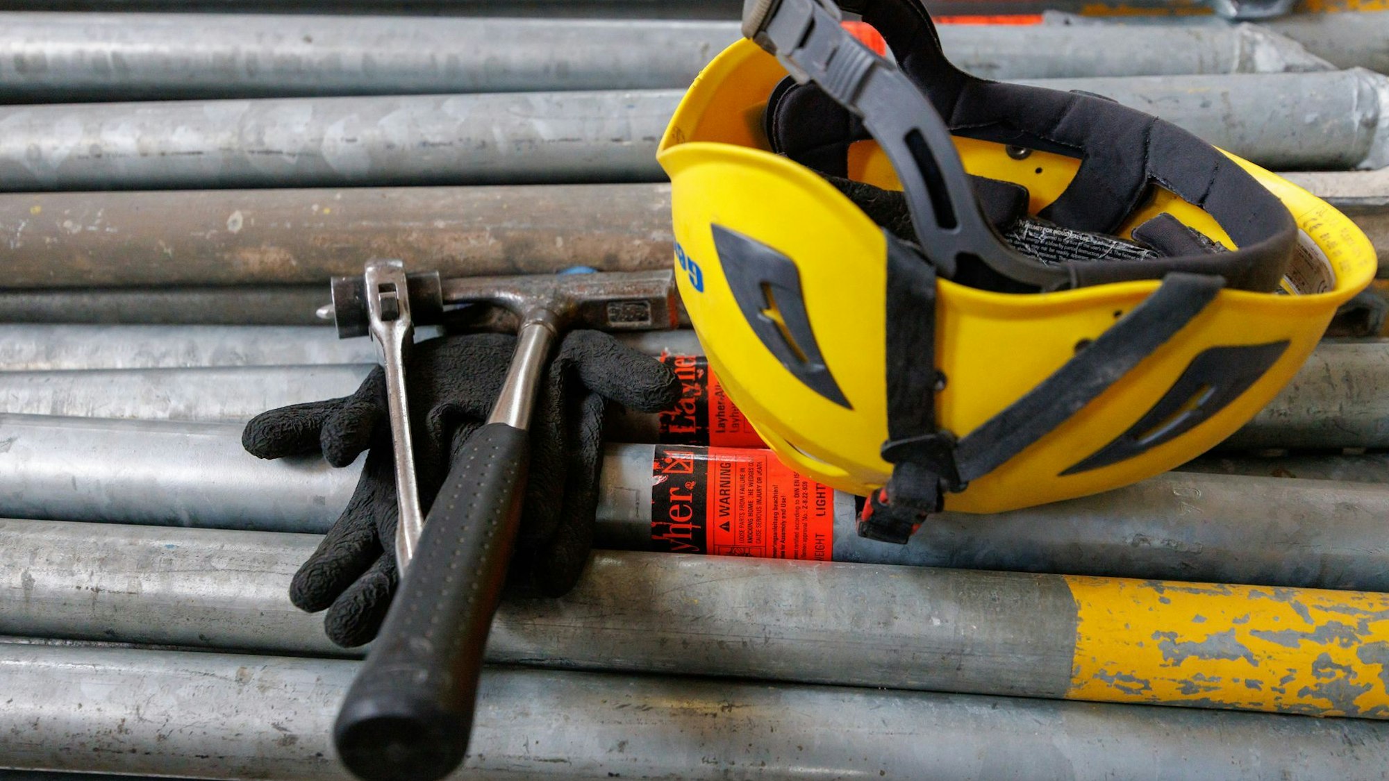 Werkzeug und Helm auf Baustelle