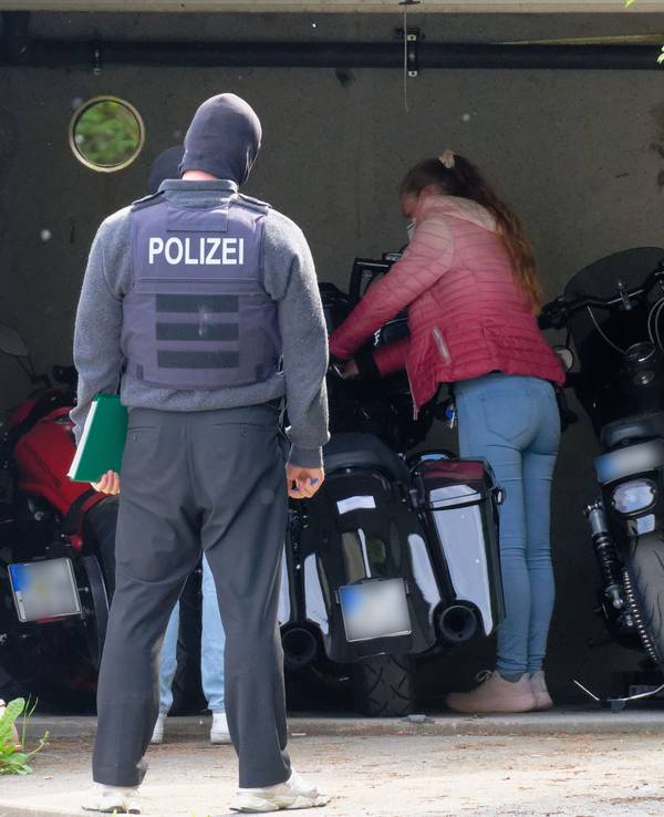 Motorräder stehen auf dem Gelände eines Anwesens, auf dem eine Razzia gegen die „Hells Angels“ durchgeführt wird, in einer Garage. Mit einer großangelegten Razzia geht die Polizei in Nordrhein-Westfalen gegen die Rockergruppe vor.