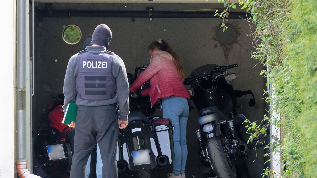 Motorräder stehen auf dem Gelände eines Anwesens, auf dem eine Razzia gegen die „Hells Angels“ durchgeführt wird, in einer Garage. Mit einer großangelegten Razzia geht die Polizei in Nordrhein-Westfalen gegen die Rockergruppe vor.