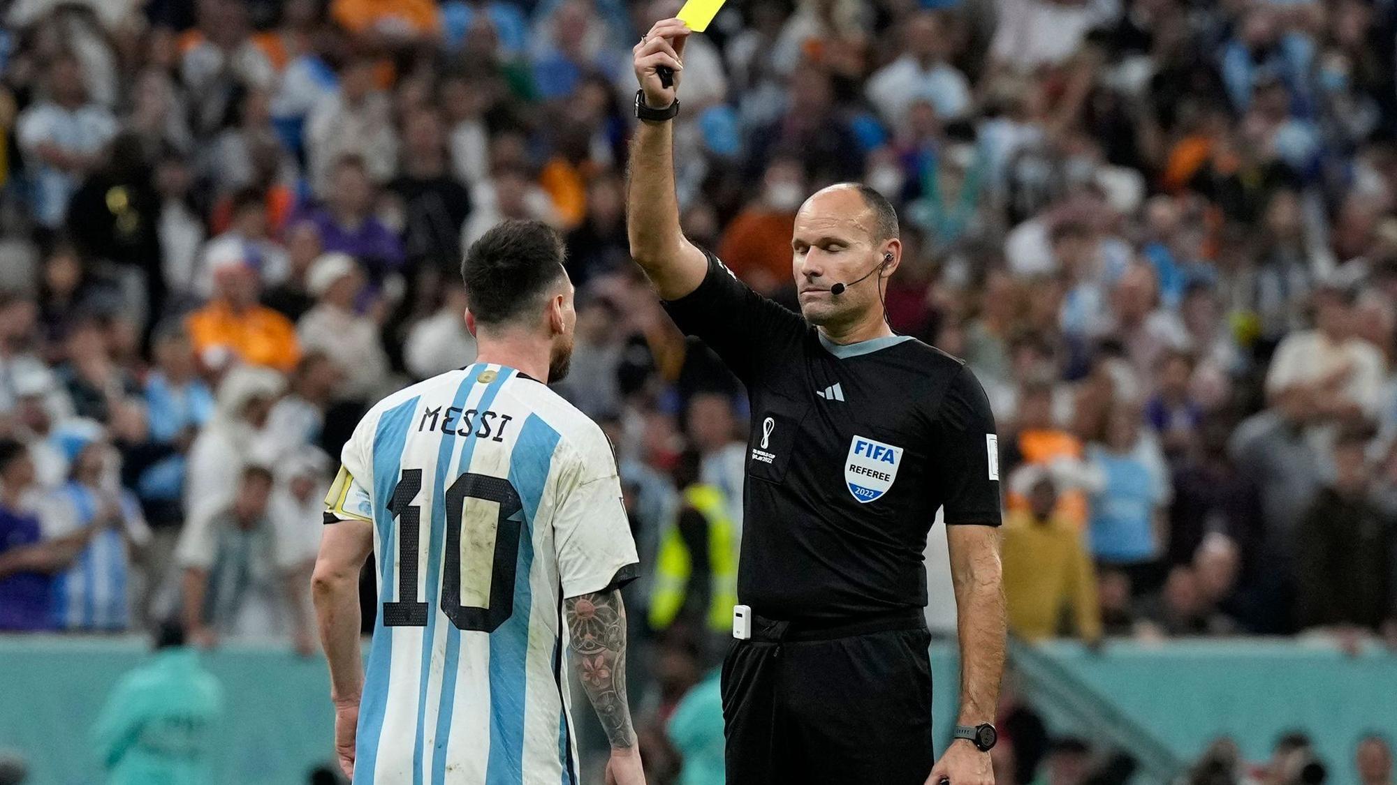 Antonio Mateu Lahoz und Lionel Messi
