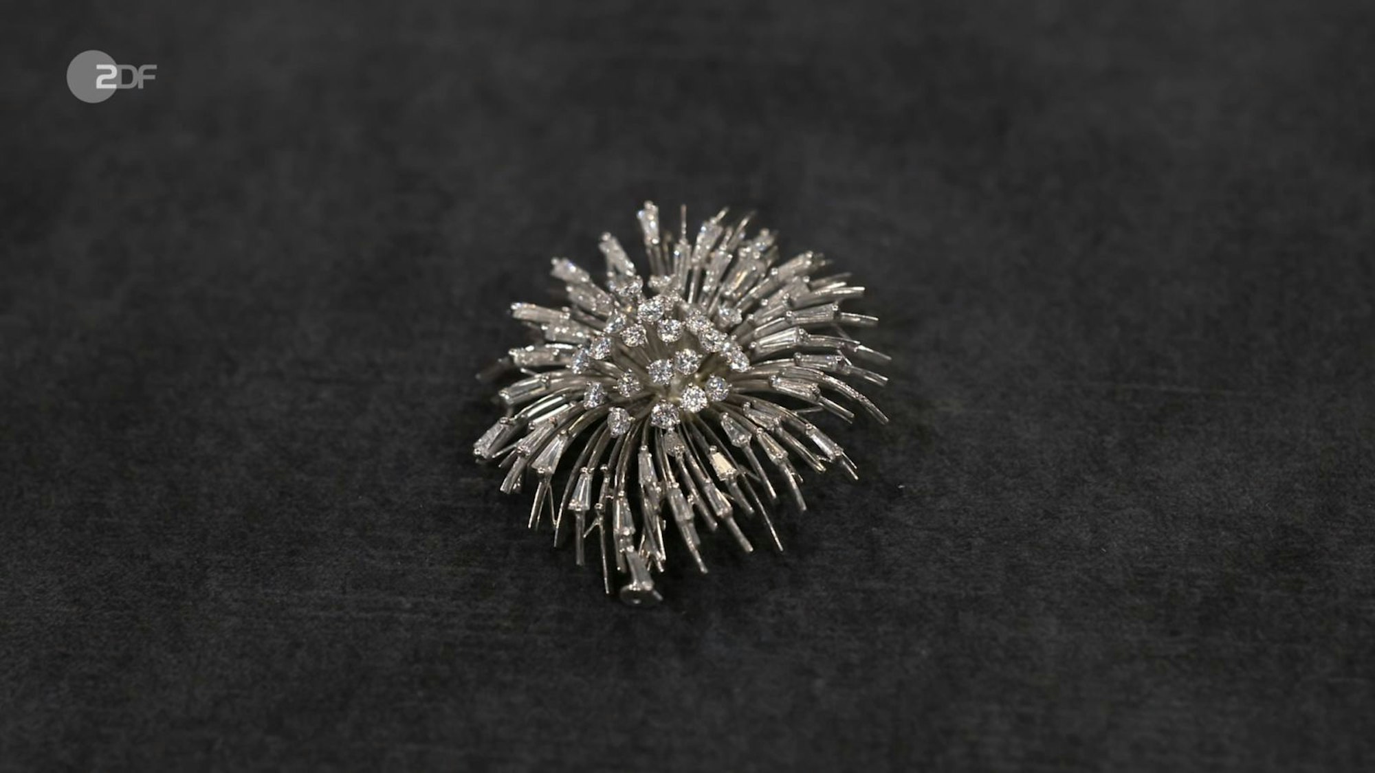 Die Brosche stamme aus den 60er-Jahren, als die NASA bis dato ungekannte Bilder dem Weltraum veröffentlichte. (Bild: ZDF)