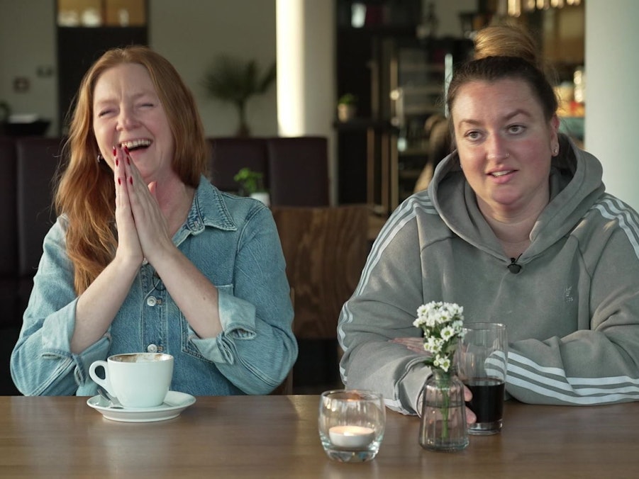 Mit trockenen Statements unterhält Sassi (rechts) die ganze Runde - besonders Anna amüsiert sich bestens. (Bild: RTL)