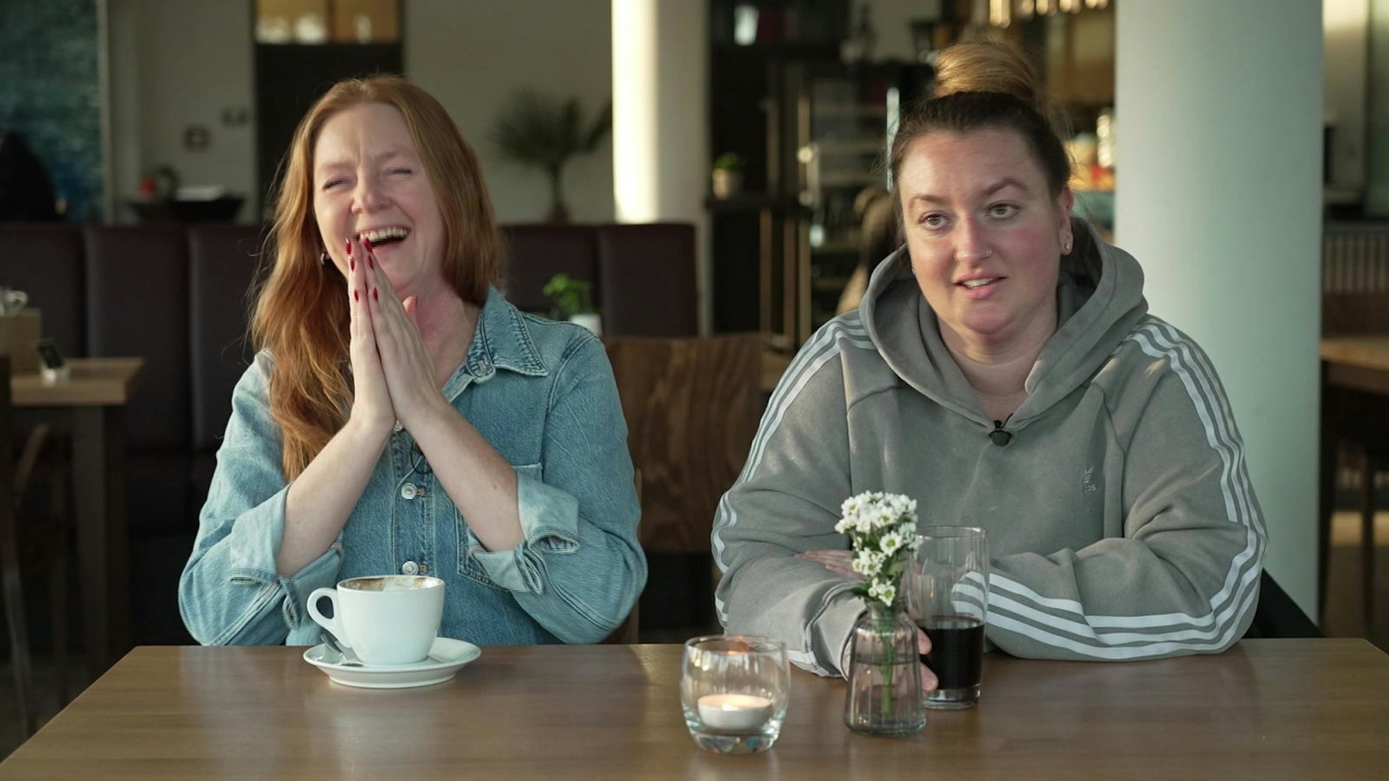 Mit trockenen Statements unterhält Sassi (rechts) die ganze Runde - besonders Anna amüsiert sich bestens. (Bild: RTL)