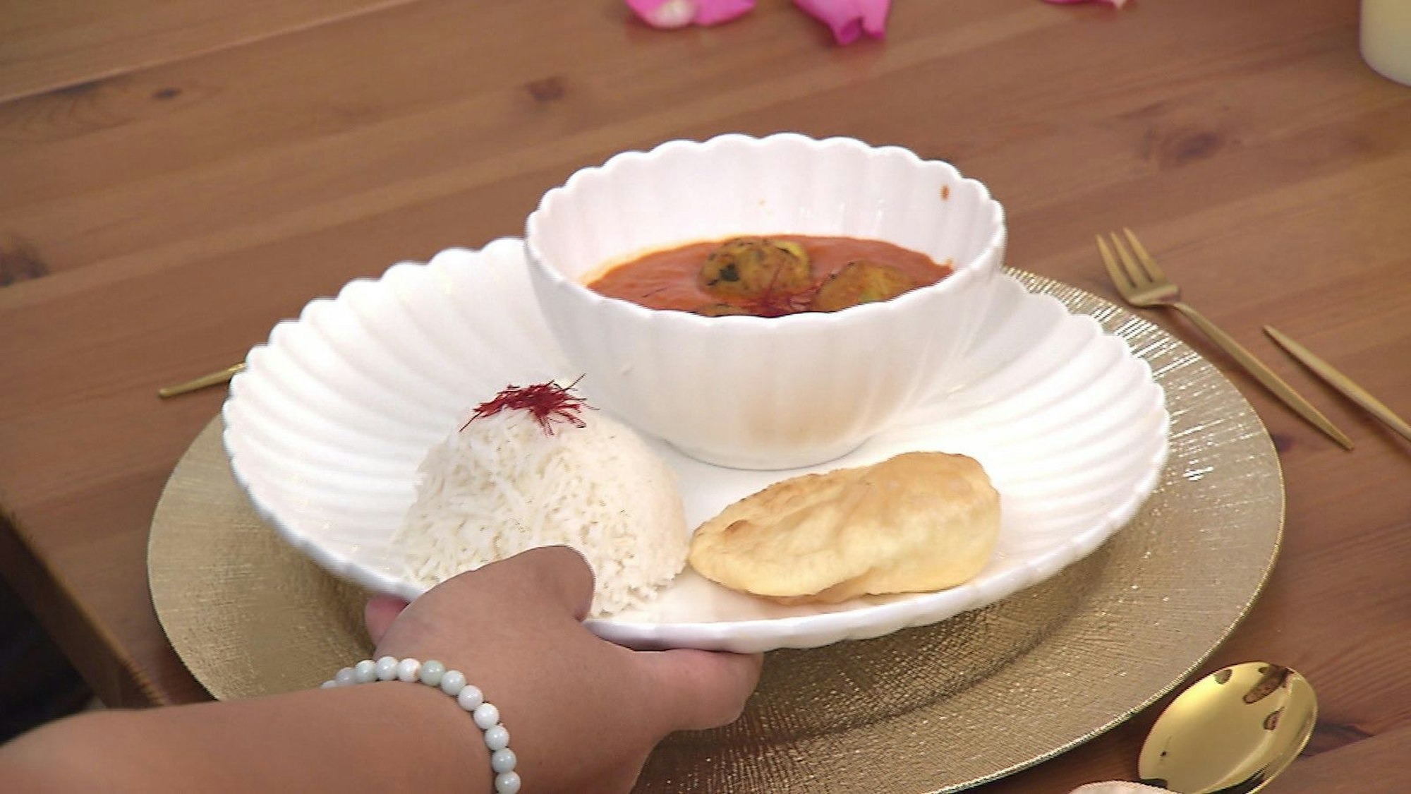 Malai Kofta mit Reis und selbstgebackenem Bhatura-Brot: Bei Pauline wird es in Potsdam indisch. (Bild: RTL)
