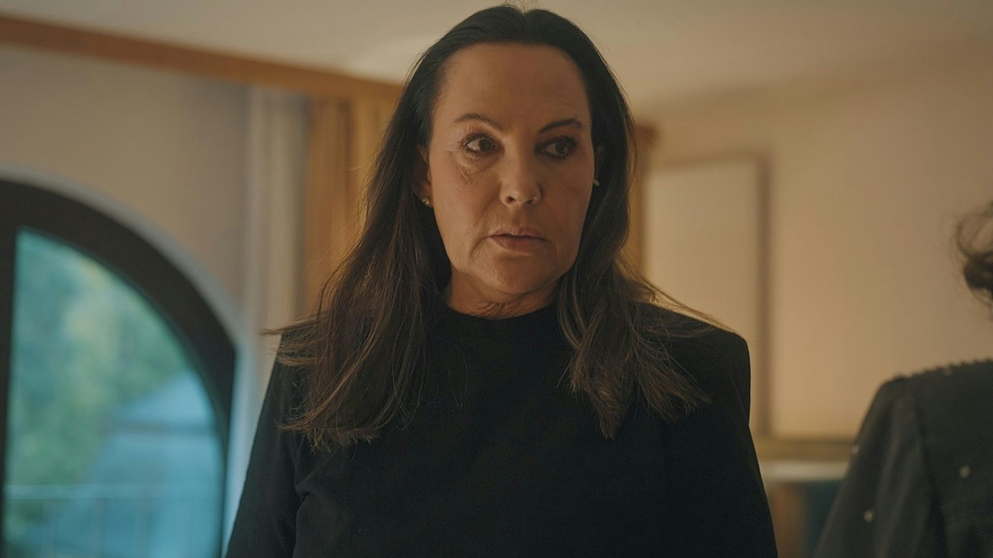 Natascha Ochsenknecht sucht in den neuen Folgen von „Diese Ochsenknechts“ einen Schönheits-Chirurgen auf. (Bild: Sky/B 28)