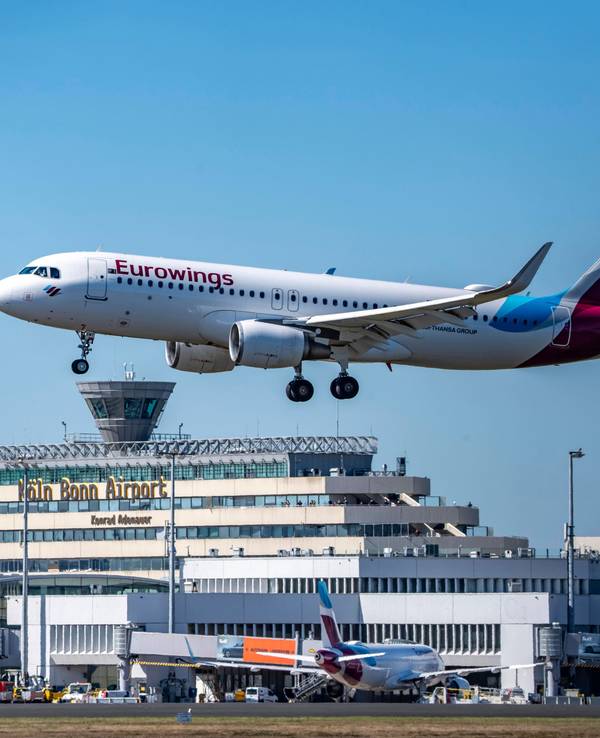 Ein Airbus der Fluggesellschaft Eurowings landet am Flughafen Köln/Bonn.
