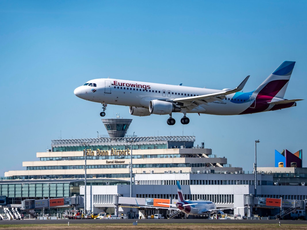 Ein Airbus der Fluggesellschaft Eurowings landet am Flughafen Köln/Bonn.