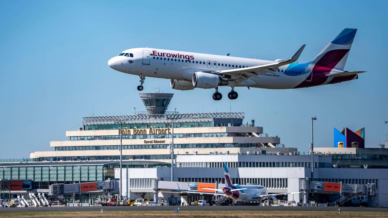Ein Airbus der Fluggesellschaft Eurowings landet am Flughafen Köln/Bonn.