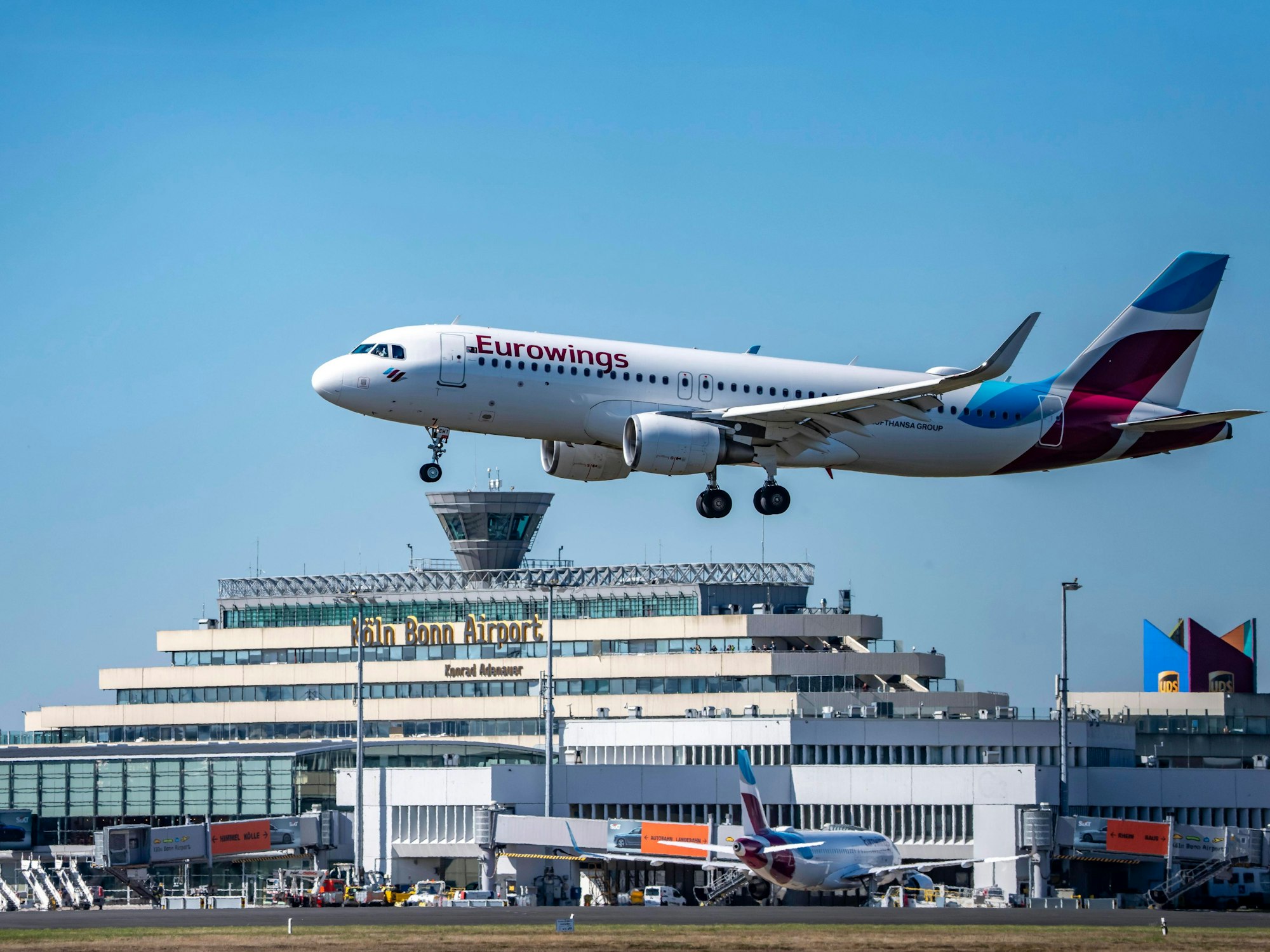 Ein Airbus der Fluggesellschaft Eurowings landet am Flughafen Köln/Bonn.