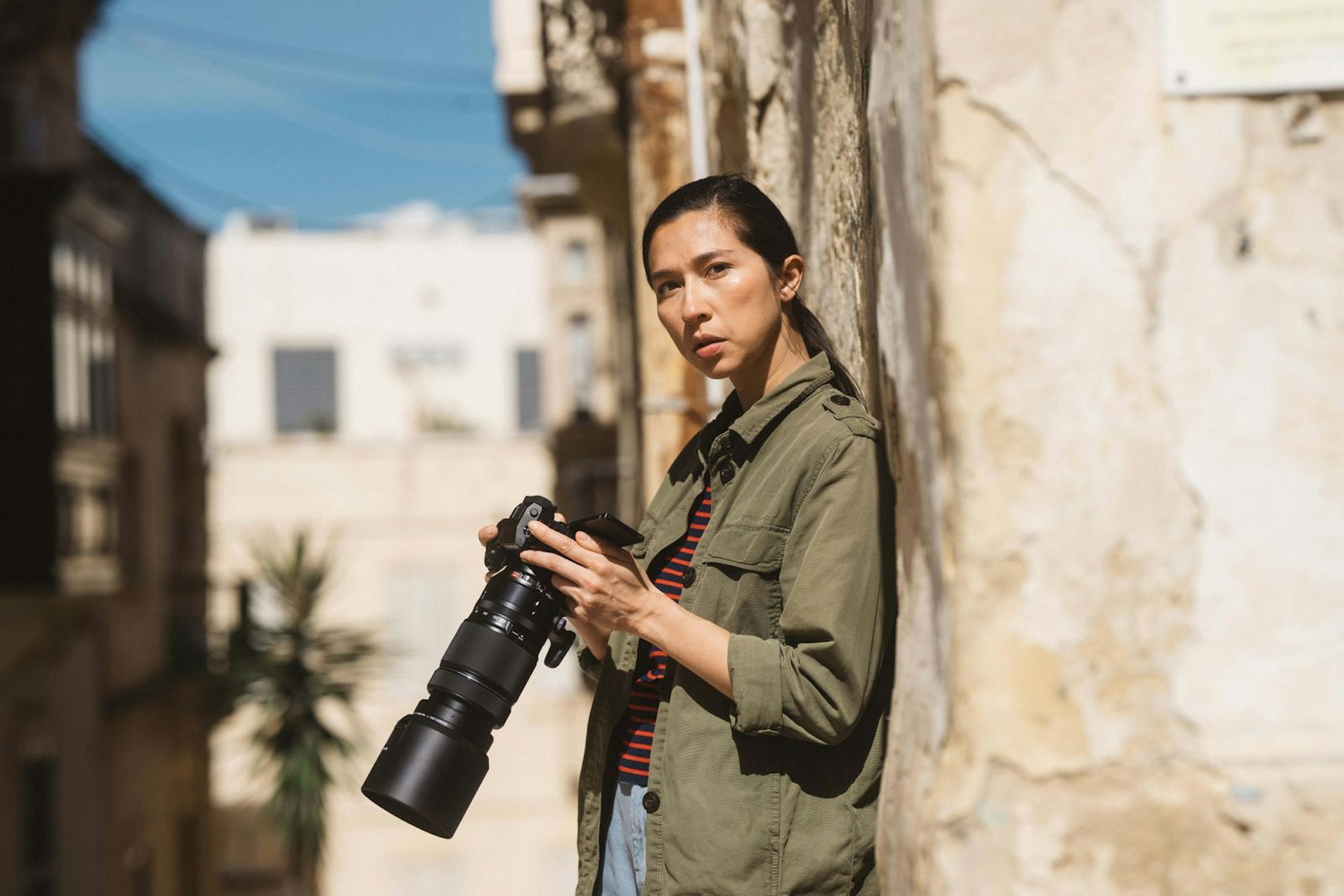 Auch Agentin Julie (Aoife Hinds) arbeitet in Kates Überwachunsteam auf Malta. Eine ihrer Aufgaben ist es, unerkannt Fotos der urlaubenden Russen im mondänen Ferienhaus des Geheimdienstchefs aus großer Entfernung aufzunehmen. (Bild: Potboiler Productions & All3Media International)