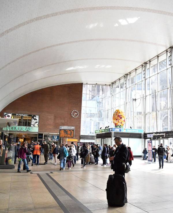 Blick in den Kölner Hauptbahnhof: Pendler brauchen weiter starke Nerven.