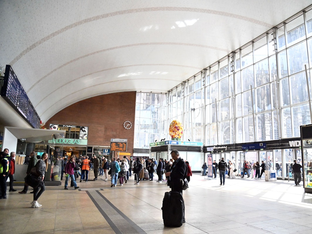 Blick in den Kölner Hauptbahnhof: Pendler brauchen weiter starke Nerven.