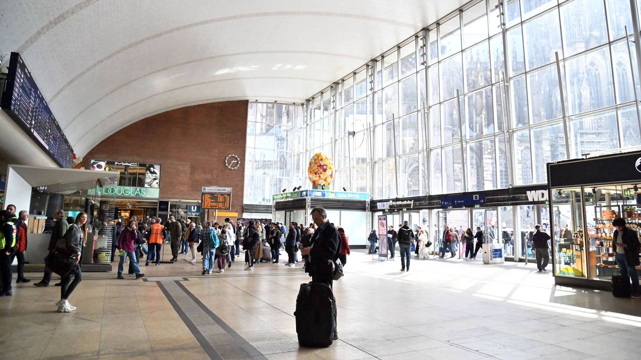 Blick in den Kölner Hauptbahnhof: Pendler brauchen weiter starke Nerven.