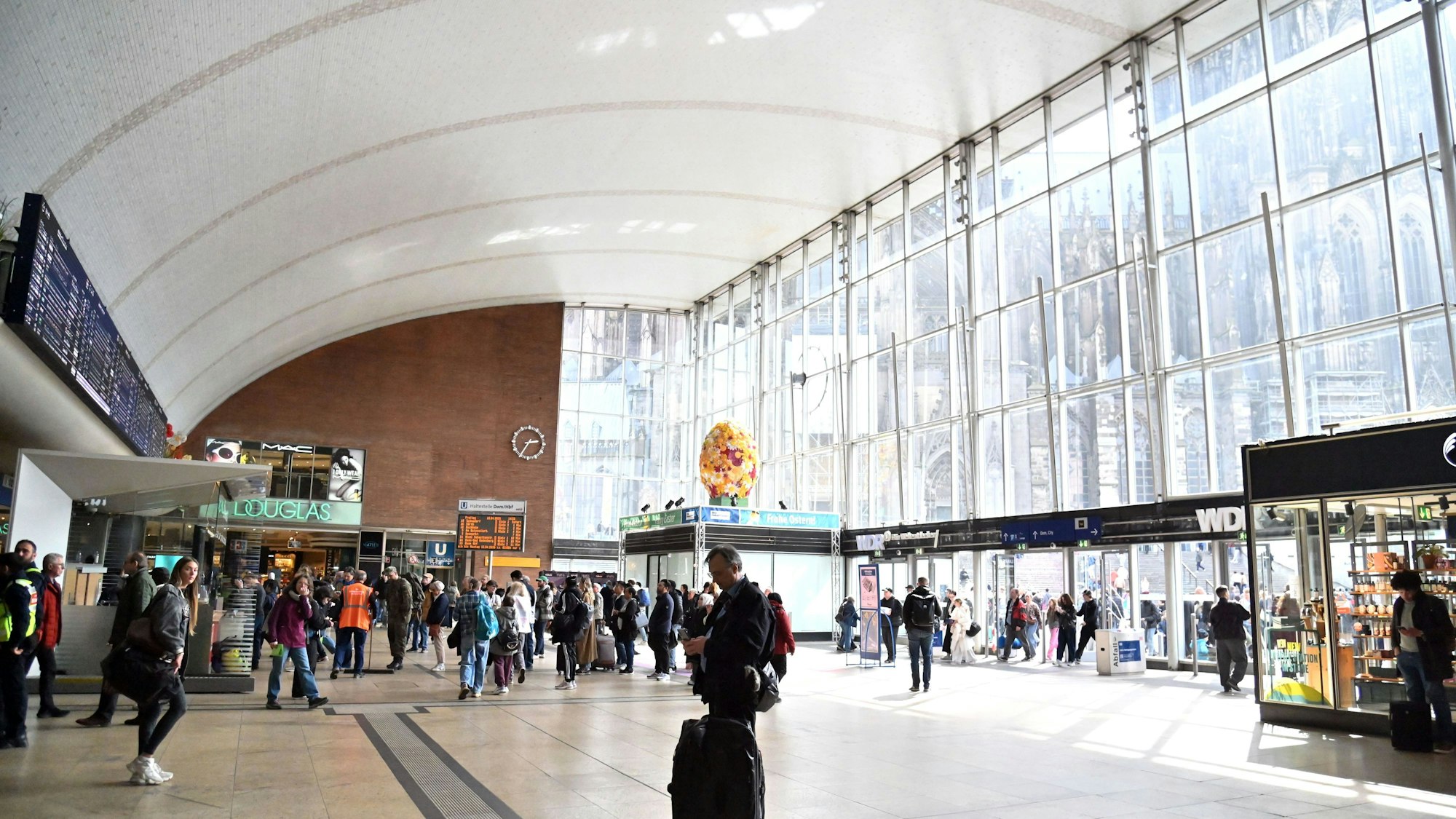 Blick in den Kölner Hauptbahnhof: Pendler brauchen weiter starke Nerven.