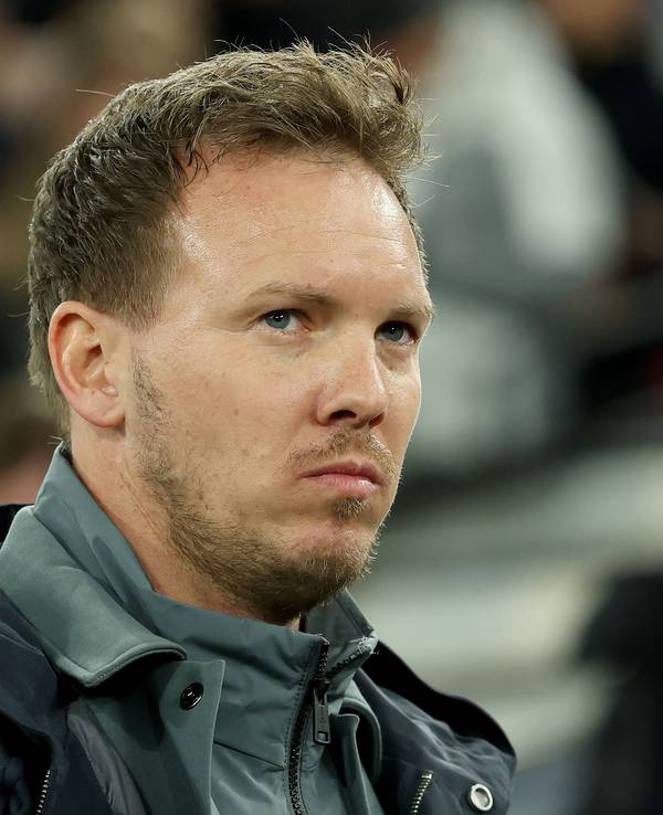 Julian Nagelsmann blickt sich im Stadion um.