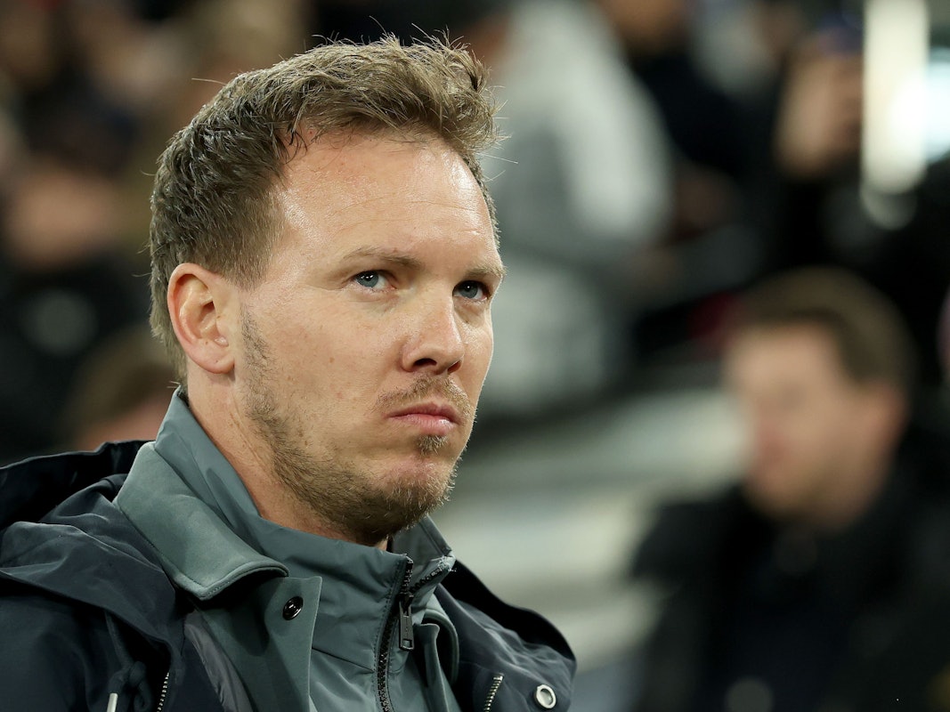 Julian Nagelsmann blickt sich im Stadion um.