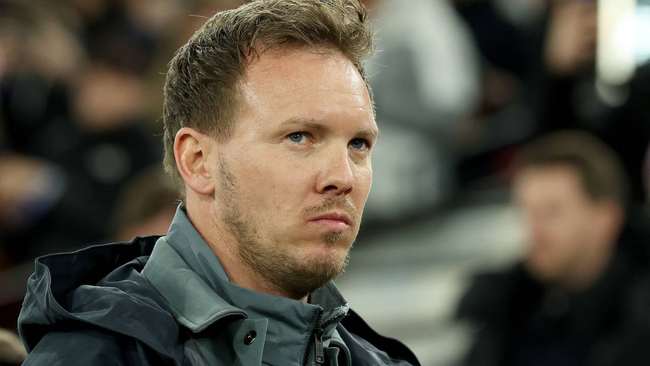 Julian Nagelsmann blickt sich im Stadion um.