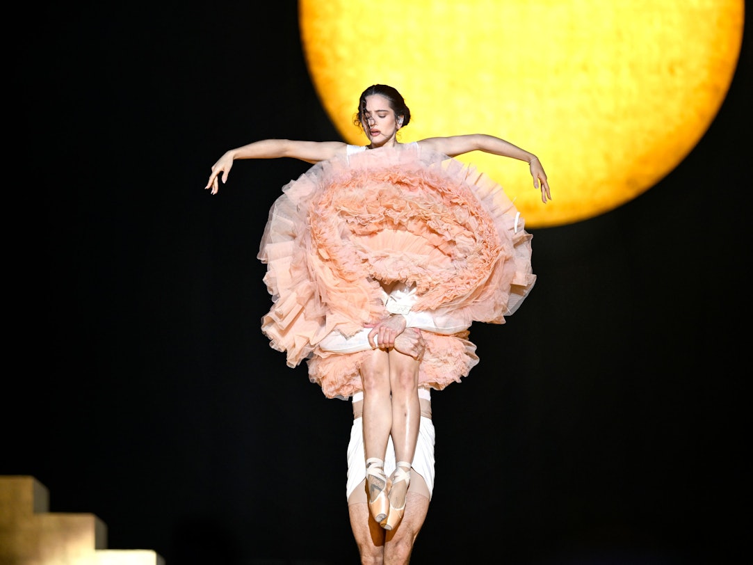 Rosalía bei ihrer Konzert-Performance auf der Bühne.