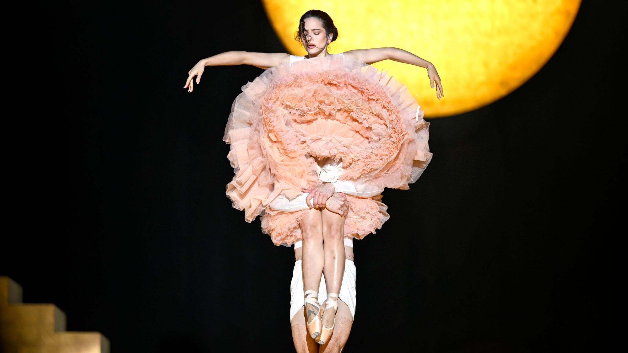 Rosalía bei ihrer Konzert-Performance auf der Bühne.