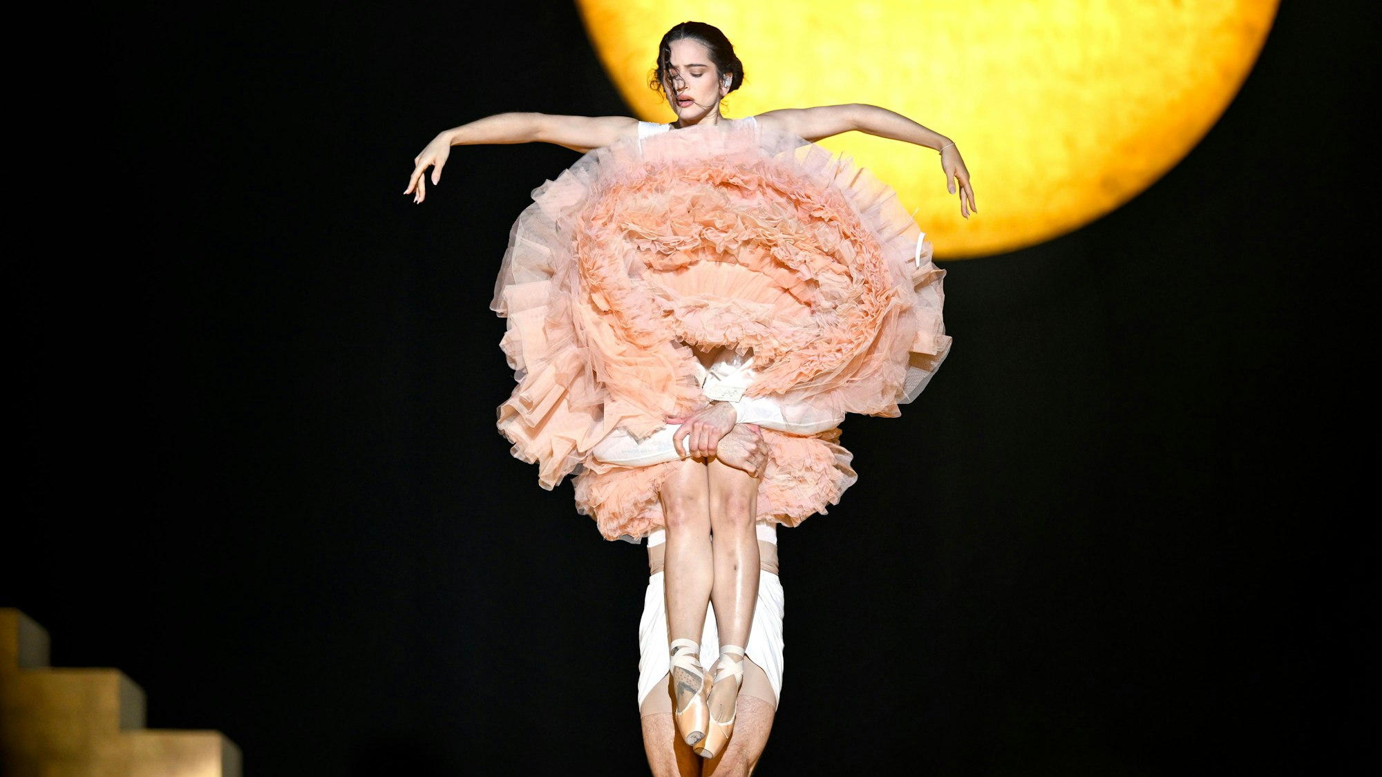 Rosalía bei ihrer Konzert-Performance auf der Bühne.