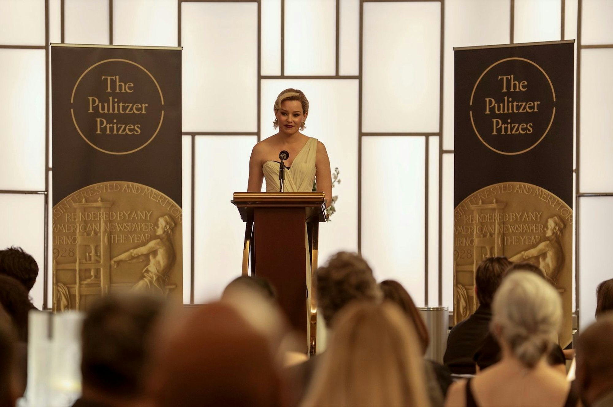 Dass Lindy (Elizabeth Banks)den Pulitzer-Preis gewonnen hat, bereitet ihr in der Ehe ungeahnte Probleme. (Bild: © 2026 Mr. Magoo, LLC. All rights reserved)