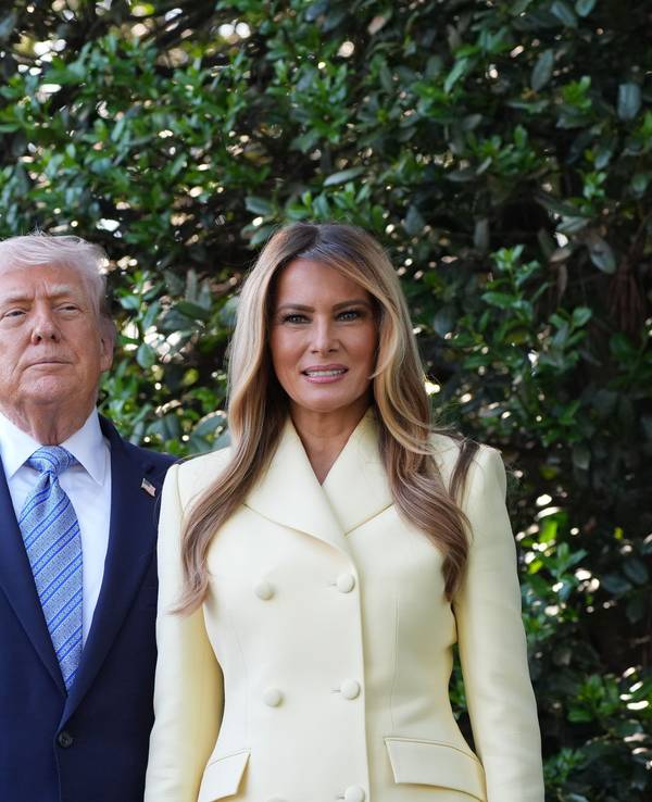 US-Präsident Donald Trump und First Lady Melania Trump posieren für ein Foto mit dem britischen König Charles III. und Königin Camilla auf dem South Lawn des Weißen Hauses.