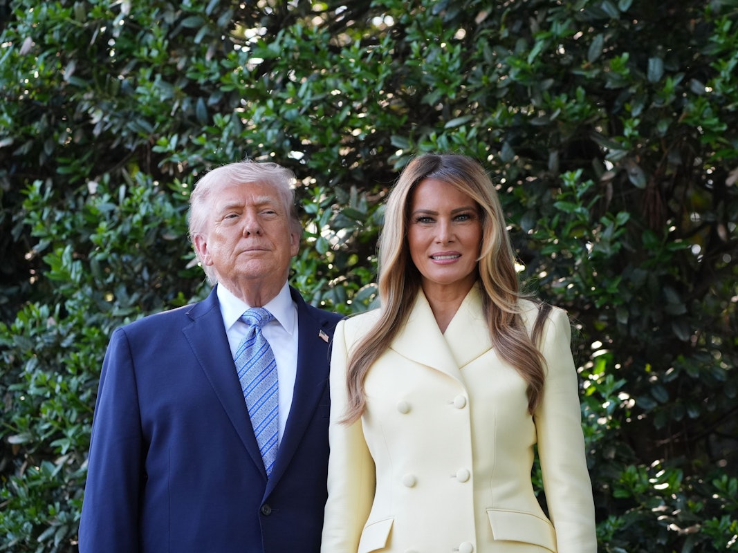 US-Präsident Donald Trump und First Lady Melania Trump posieren für ein Foto mit dem britischen König Charles III. und Königin Camilla auf dem South Lawn des Weißen Hauses.