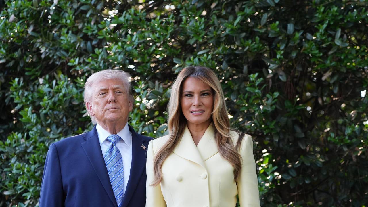US-Präsident Donald Trump und First Lady Melania Trump posieren für ein Foto mit dem britischen König Charles III. und Königin Camilla auf dem South Lawn des Weißen Hauses.