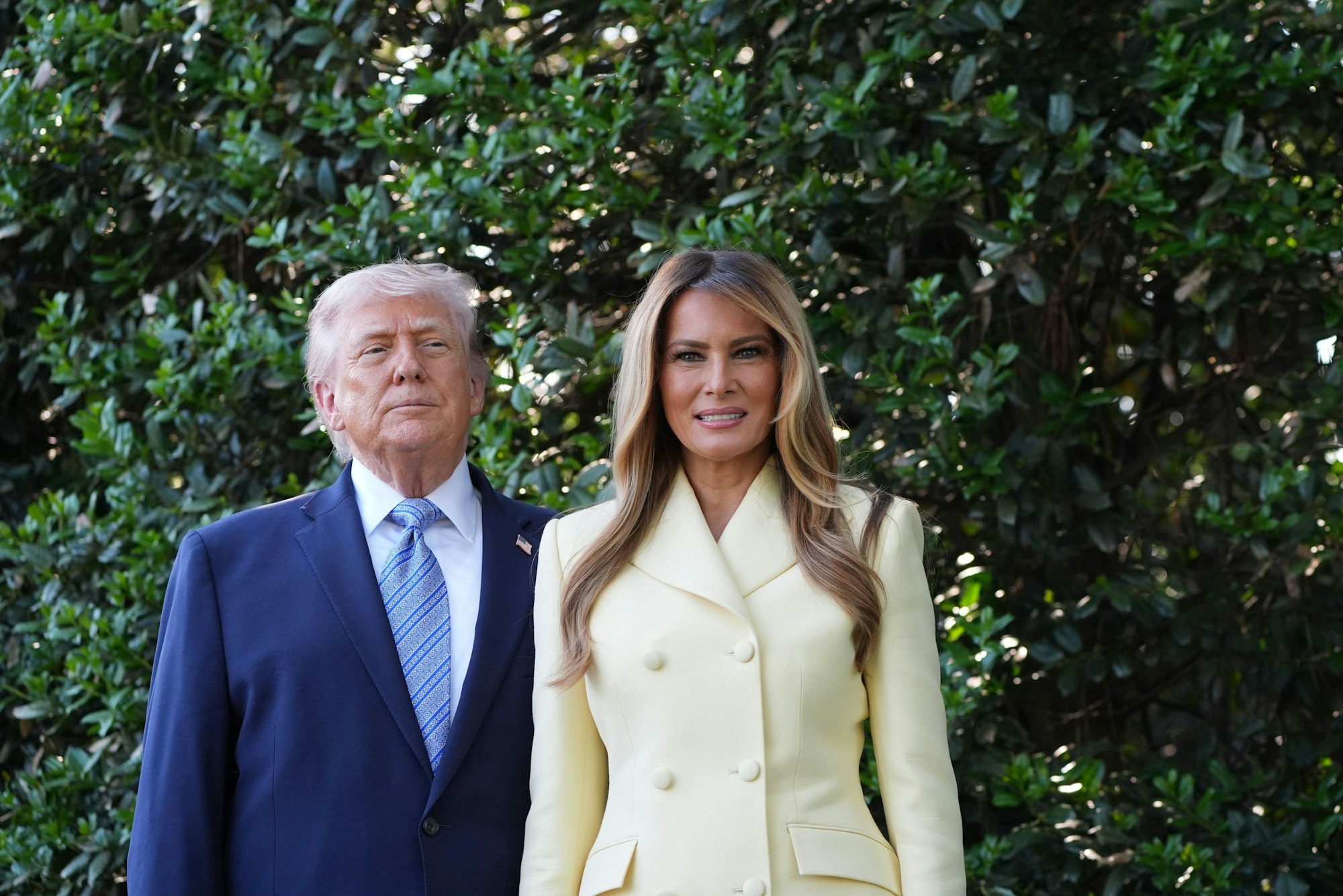 US-Präsident Donald Trump und First Lady Melania Trump posieren für ein Foto mit dem britischen König Charles III. und Königin Camilla auf dem South Lawn des Weißen Hauses.