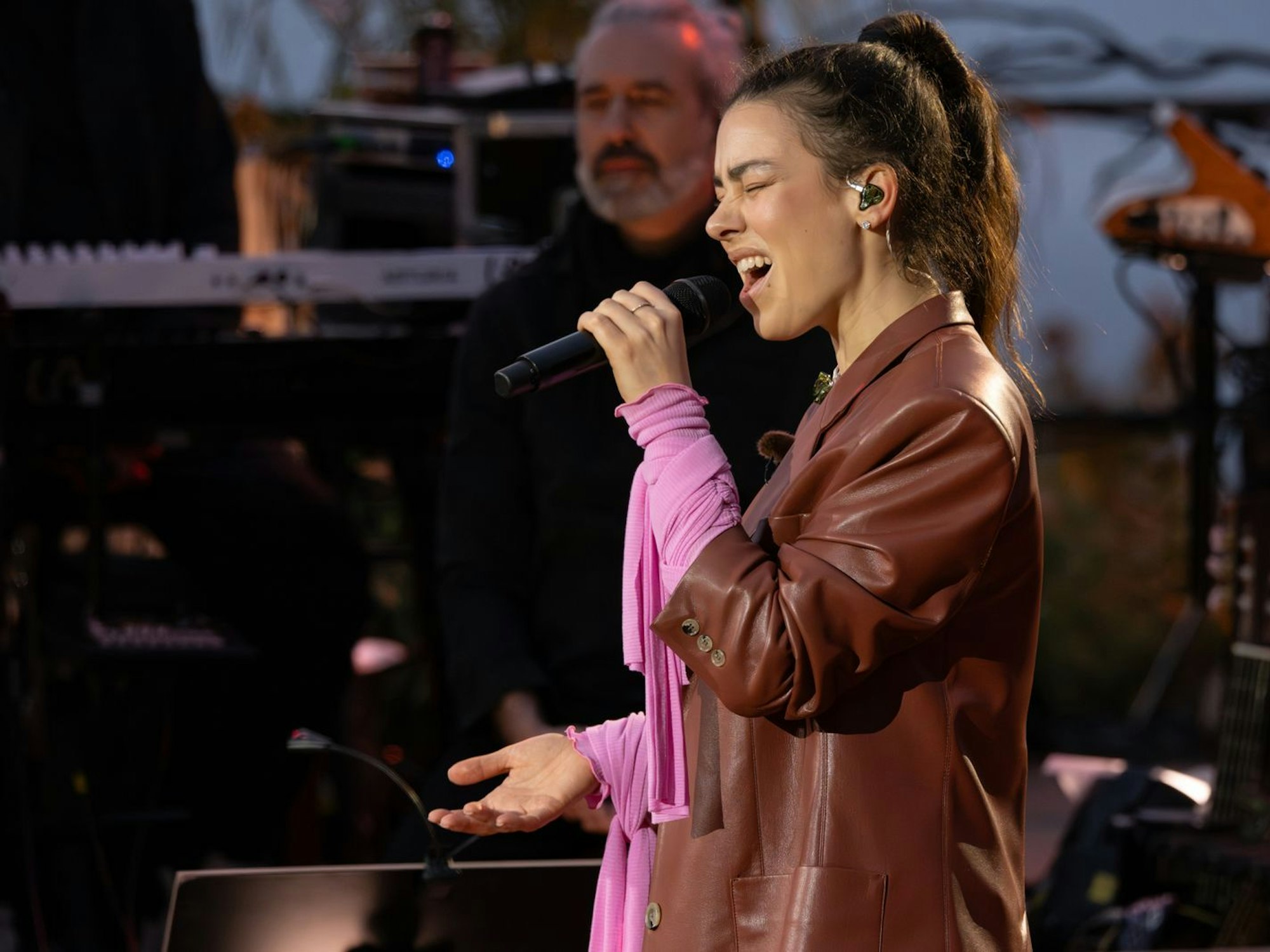 Alina Süggeler von Frida Gold rührte den Grafen mit „Geboren um zu leben“ zu Tränen. (Bild: RTL / Markus Hertrich)