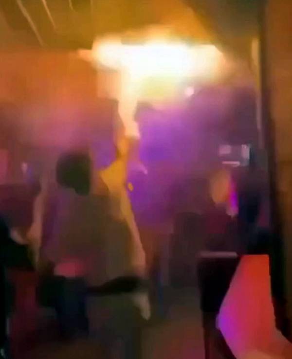 Das private Foto zeigt Flammen und flüchtende Menschen bei dem tödlichen Inferno in Crans-Montana.