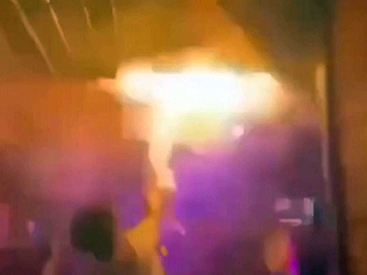 Das private Foto zeigt Flammen und flüchtende Menschen bei dem tödlichen Inferno in Crans-Montana.