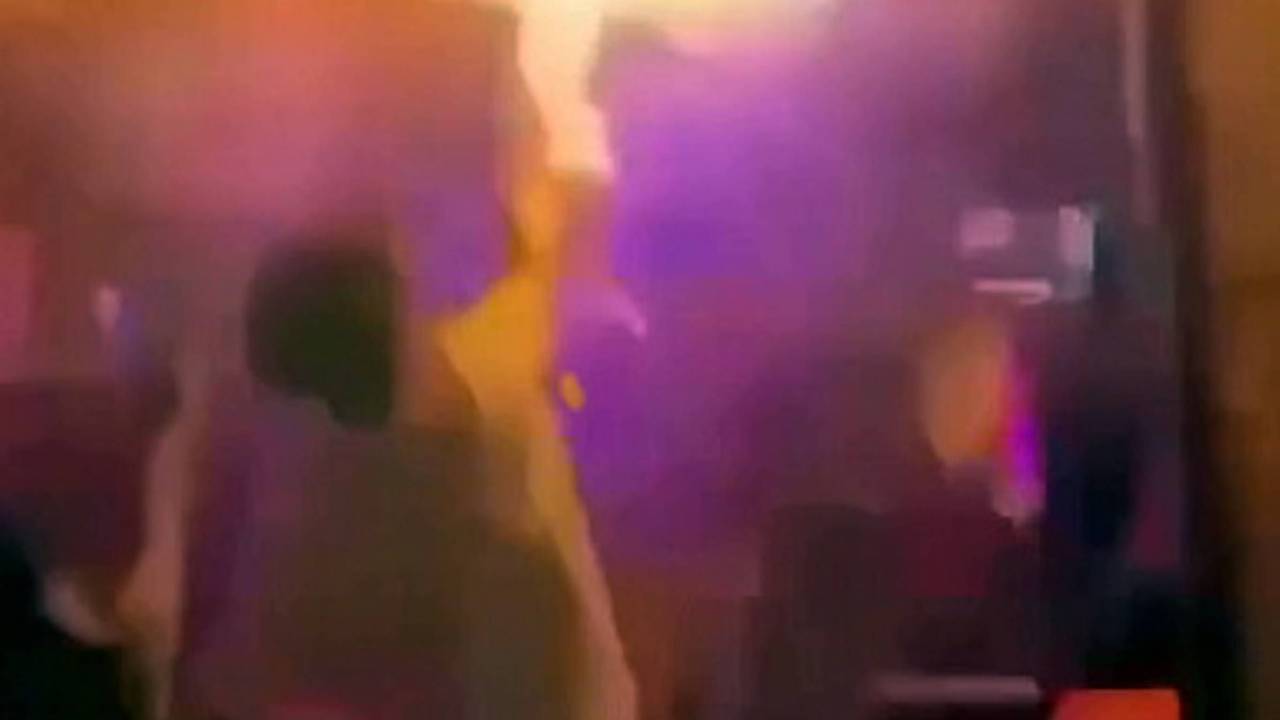 Das private Foto zeigt Flammen und flüchtende Menschen bei dem tödlichen Inferno in Crans-Montana.