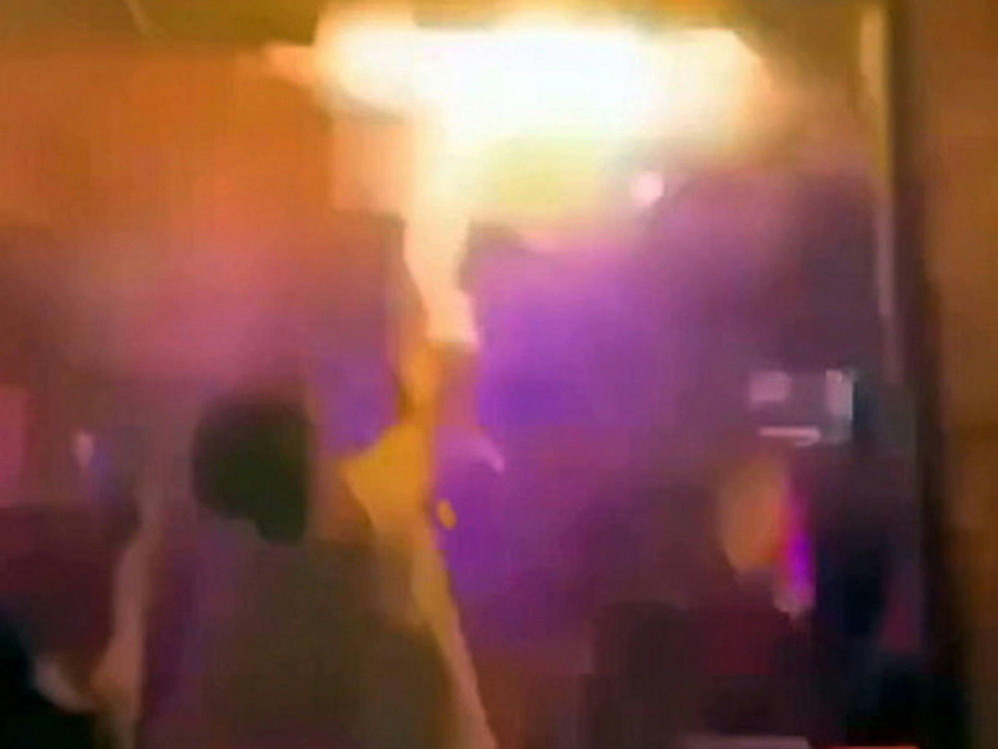 Das private Foto zeigt Flammen und flüchtende Menschen bei dem tödlichen Inferno in Crans-Montana.