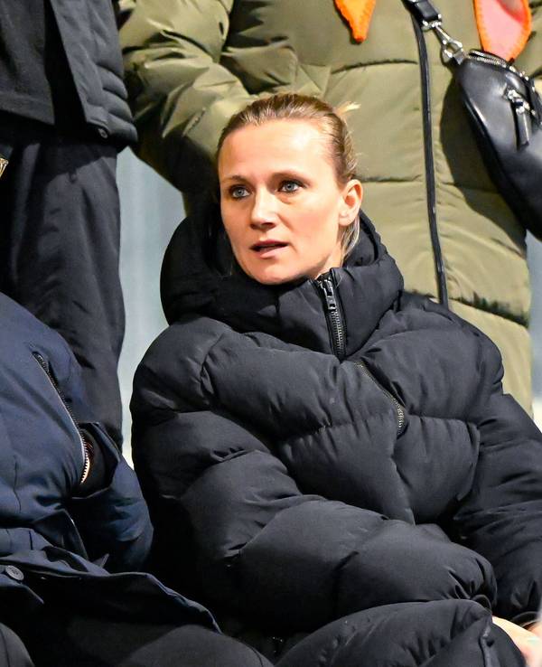 Sportvorstand Max Eberl und Kathleen Krüger sitzen auf der Tribüne zusammen.