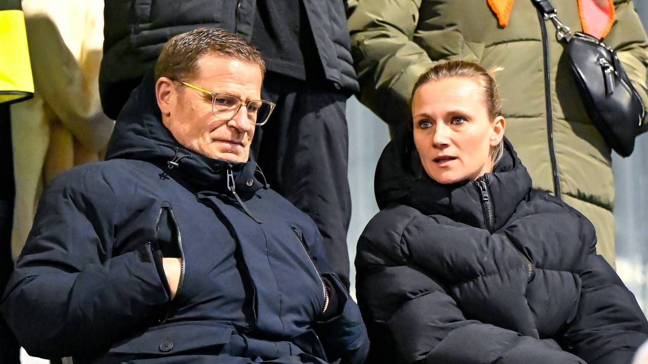 Sportvorstand Max Eberl und Kathleen Krüger sitzen auf der Tribüne zusammen.