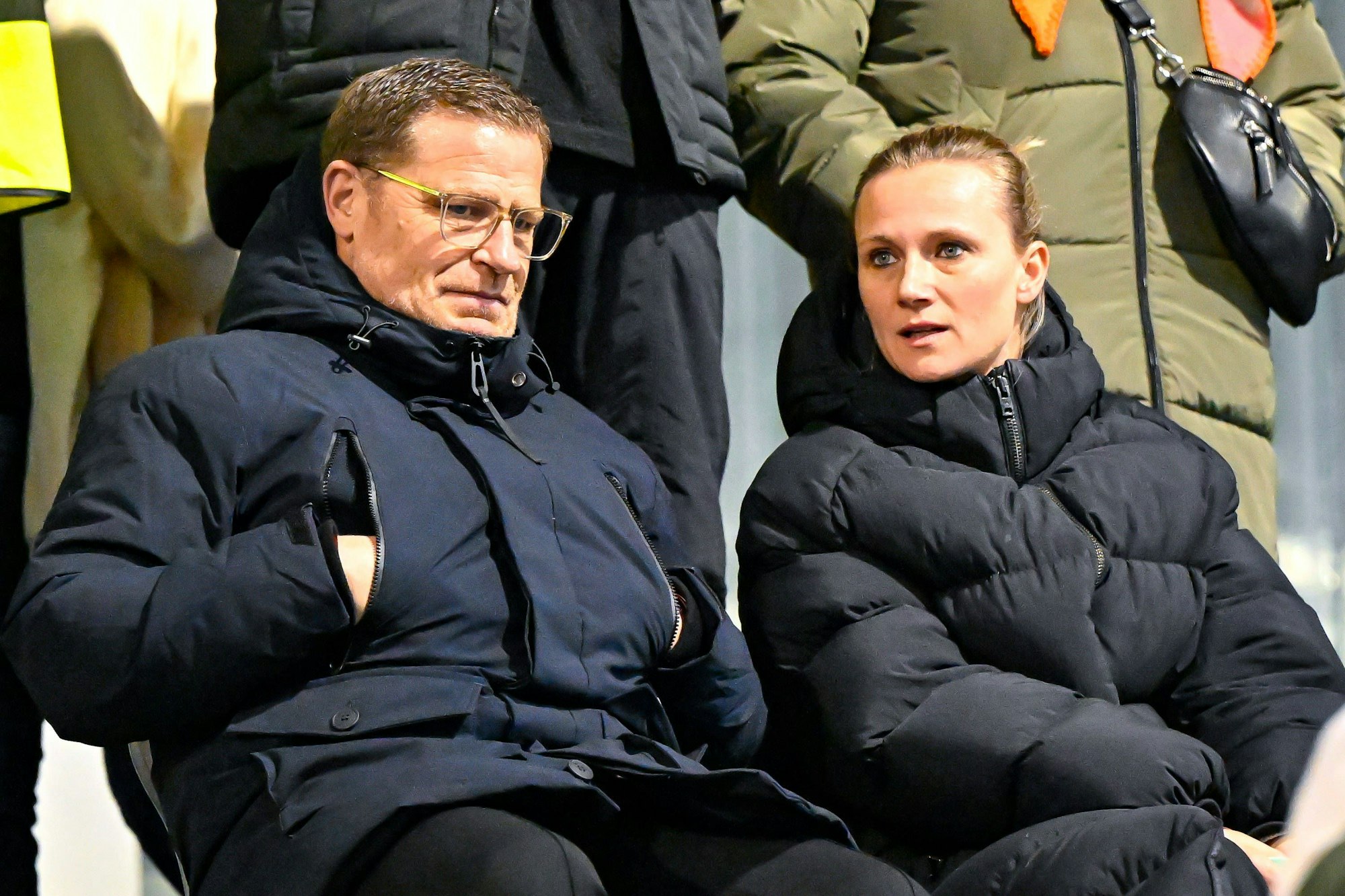 Sportvorstand Max Eberl und Kathleen Krüger sitzen auf der Tribüne zusammen.