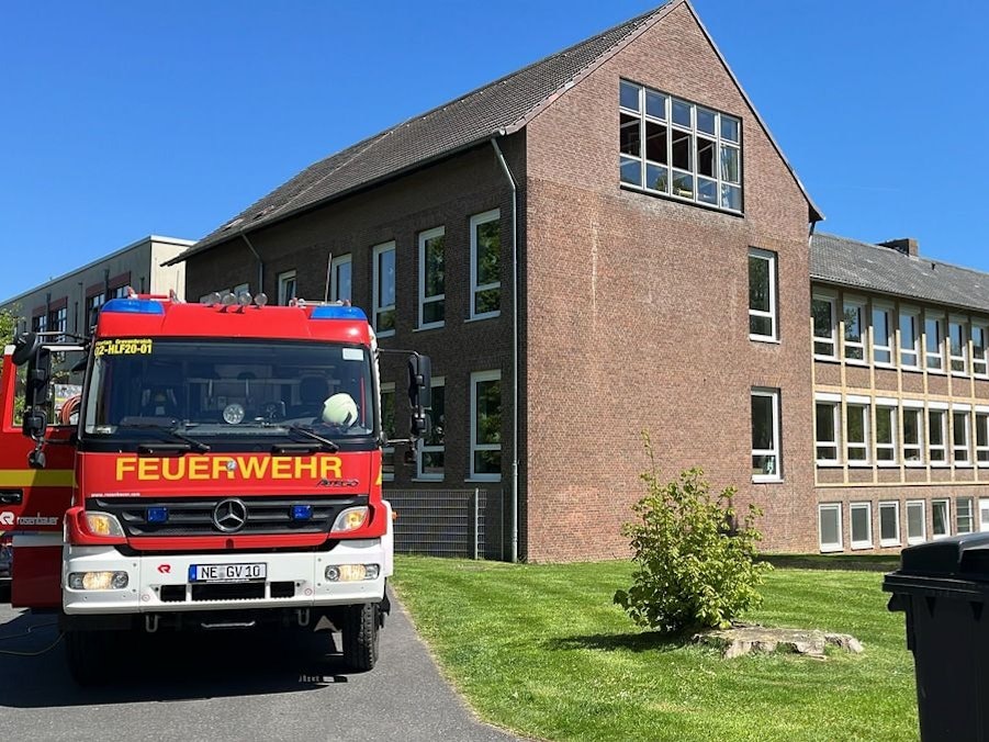 Feuerwehrauto vor einer Schule