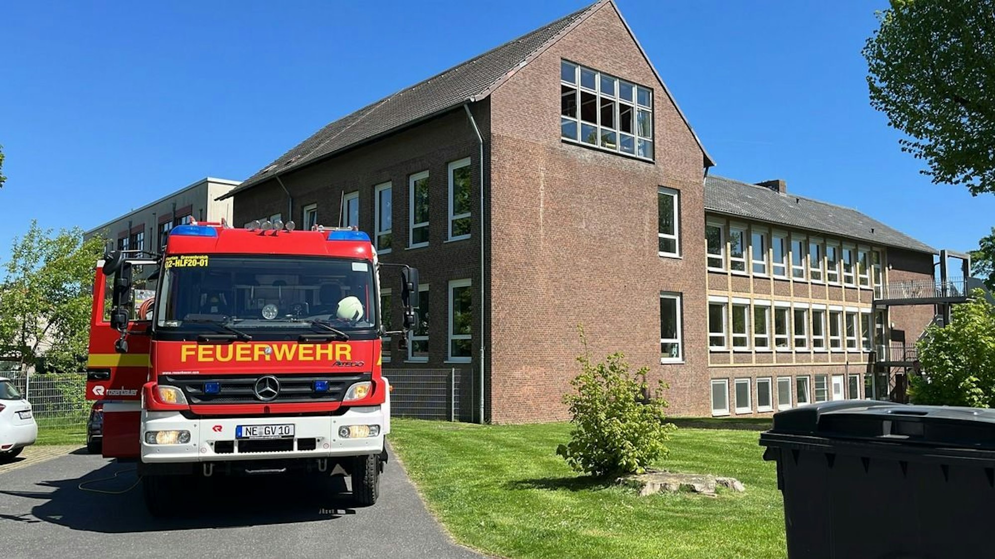Feuerwehrauto vor einer Schule