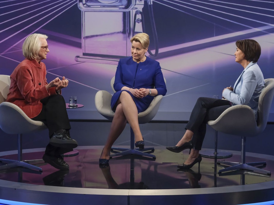 Bei Sandra Maischberger (rechts) diskutierten Monika Schnitzer und Franziska Giffey über die Entlastungsmaßnahmen der Bundesregierung. (Bild: WDR/Oliver Ziebe)