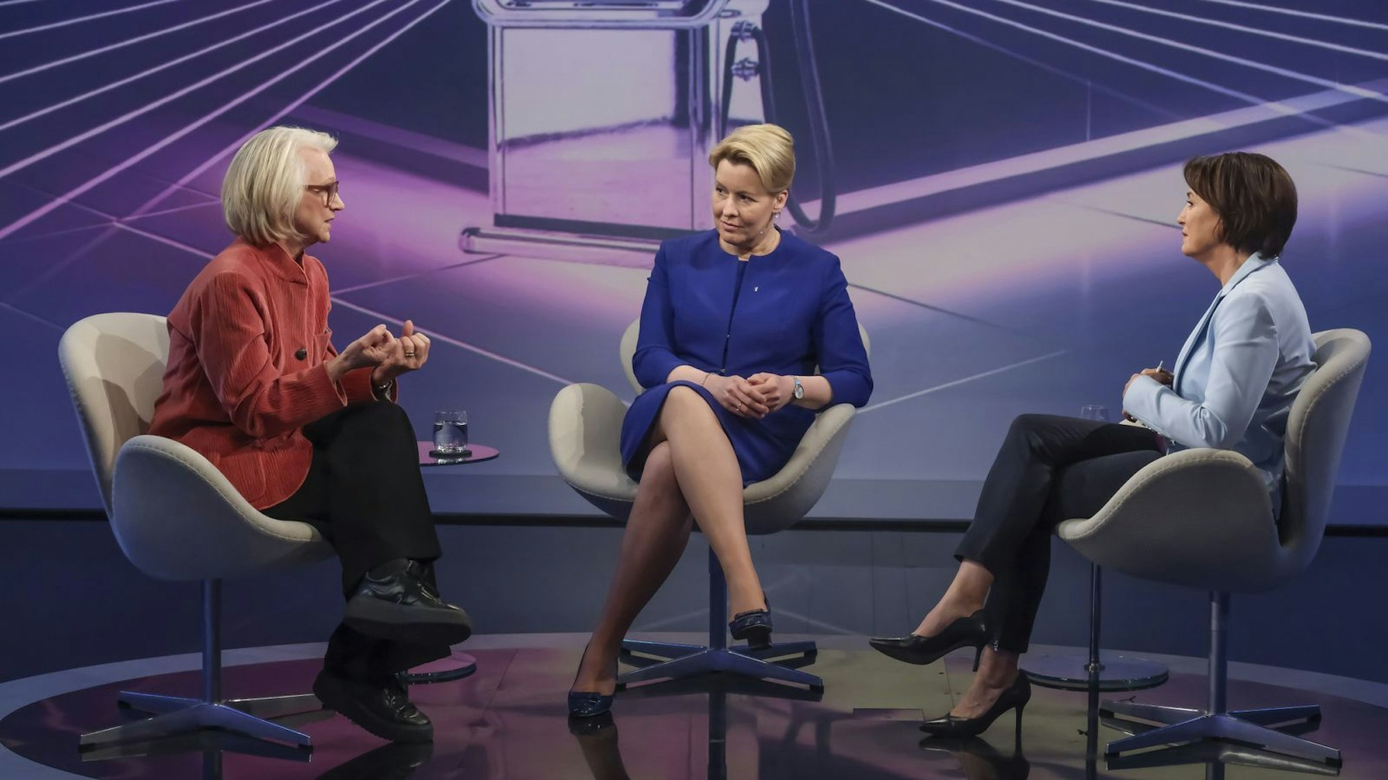 Bei Sandra Maischberger (rechts) diskutierten Monika Schnitzer und Franziska Giffey über die Entlastungsmaßnahmen der Bundesregierung. (Bild: WDR/Oliver Ziebe)