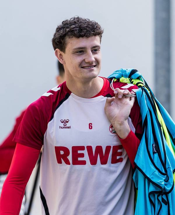 Eric Martel trägt Leibchen vor dem Training des 1. FC Köln.