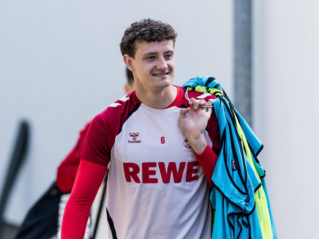 Eric Martel trägt Leibchen vor dem Training des 1. FC Köln.