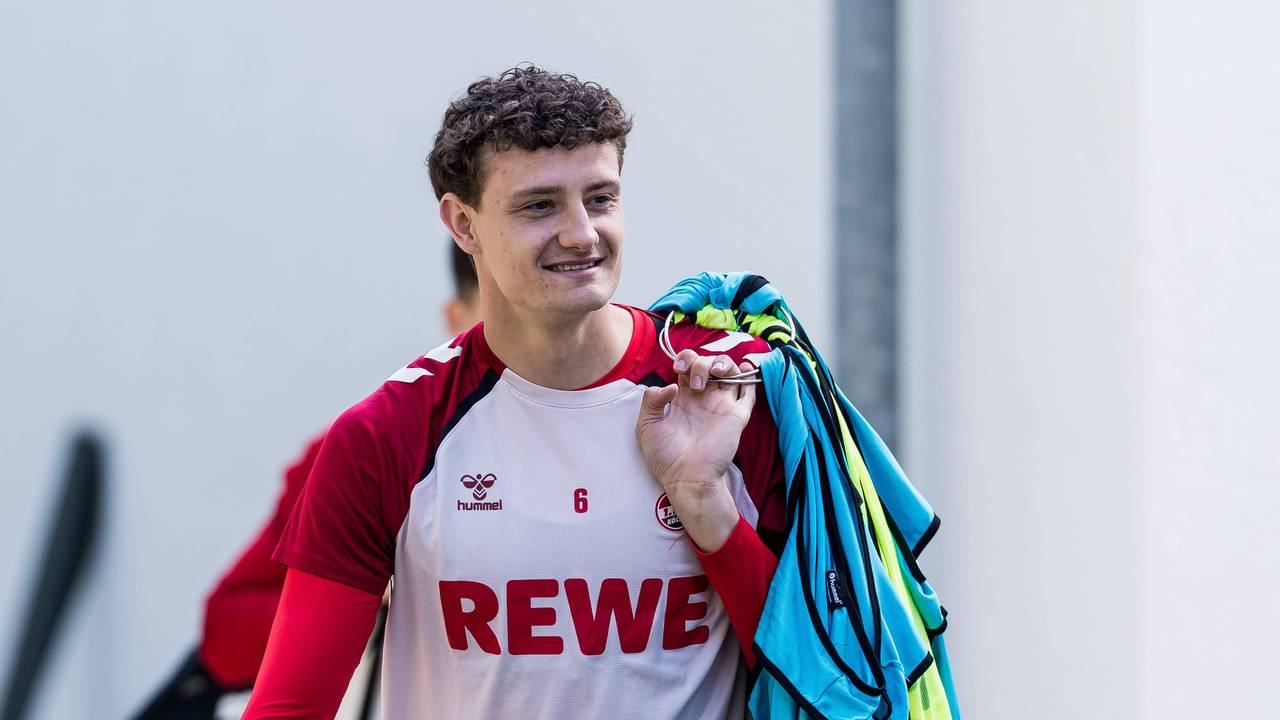 Eric Martel trägt Leibchen vor dem Training des 1. FC Köln.