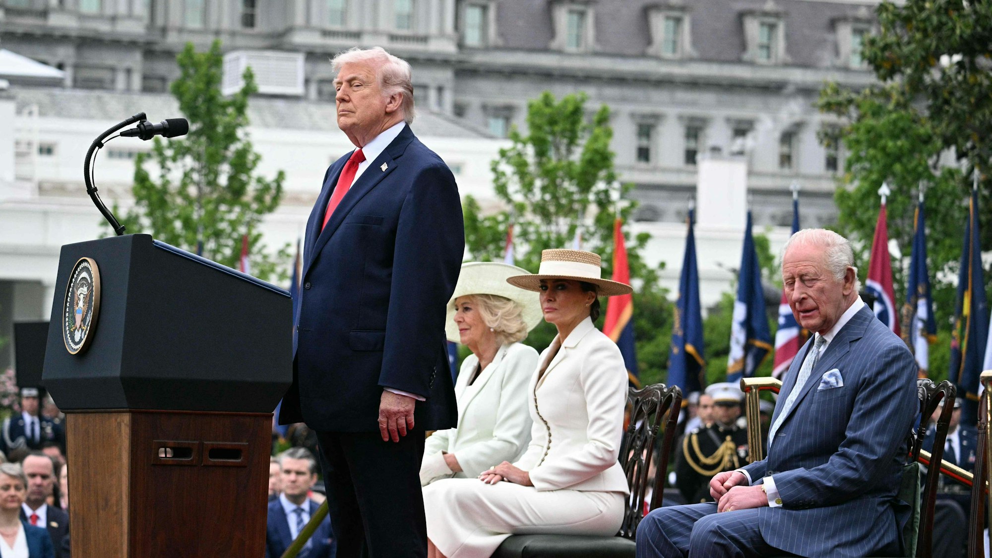 Donald Trump spricht, Charles III. reagiert mit kühler Miene – und überspielt den peinlichen Moment beim Staatsbesuch in Washington mit diplomatischer Gelassenheit.