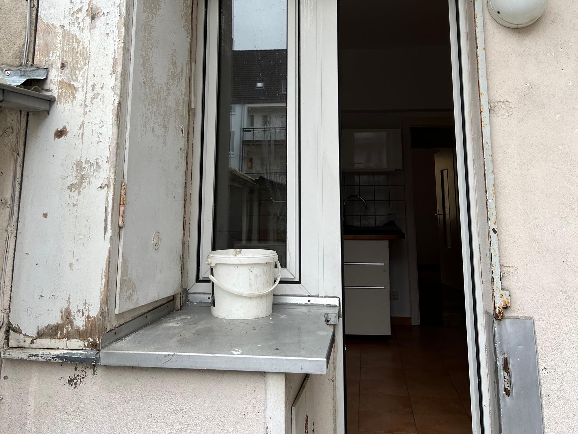 Blick auf den maroden Balkon der Wohnung in Köln-Zollstock