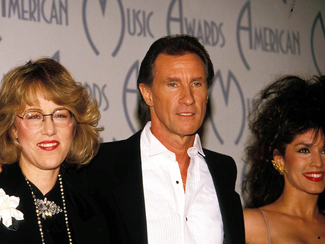 Jennifer Warnes und Bill Medley posieren.