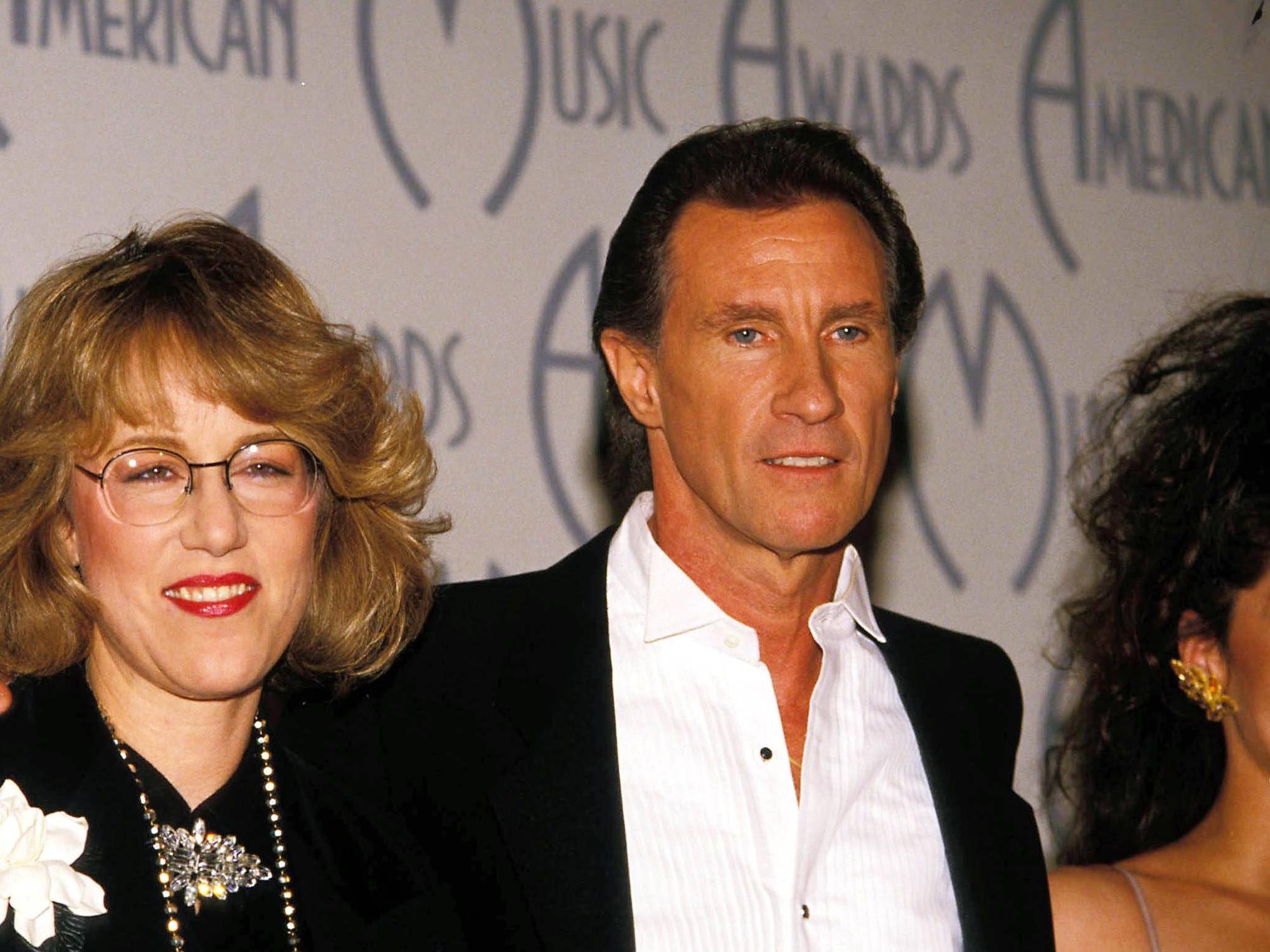 Jennifer Warnes und Bill Medley posieren.