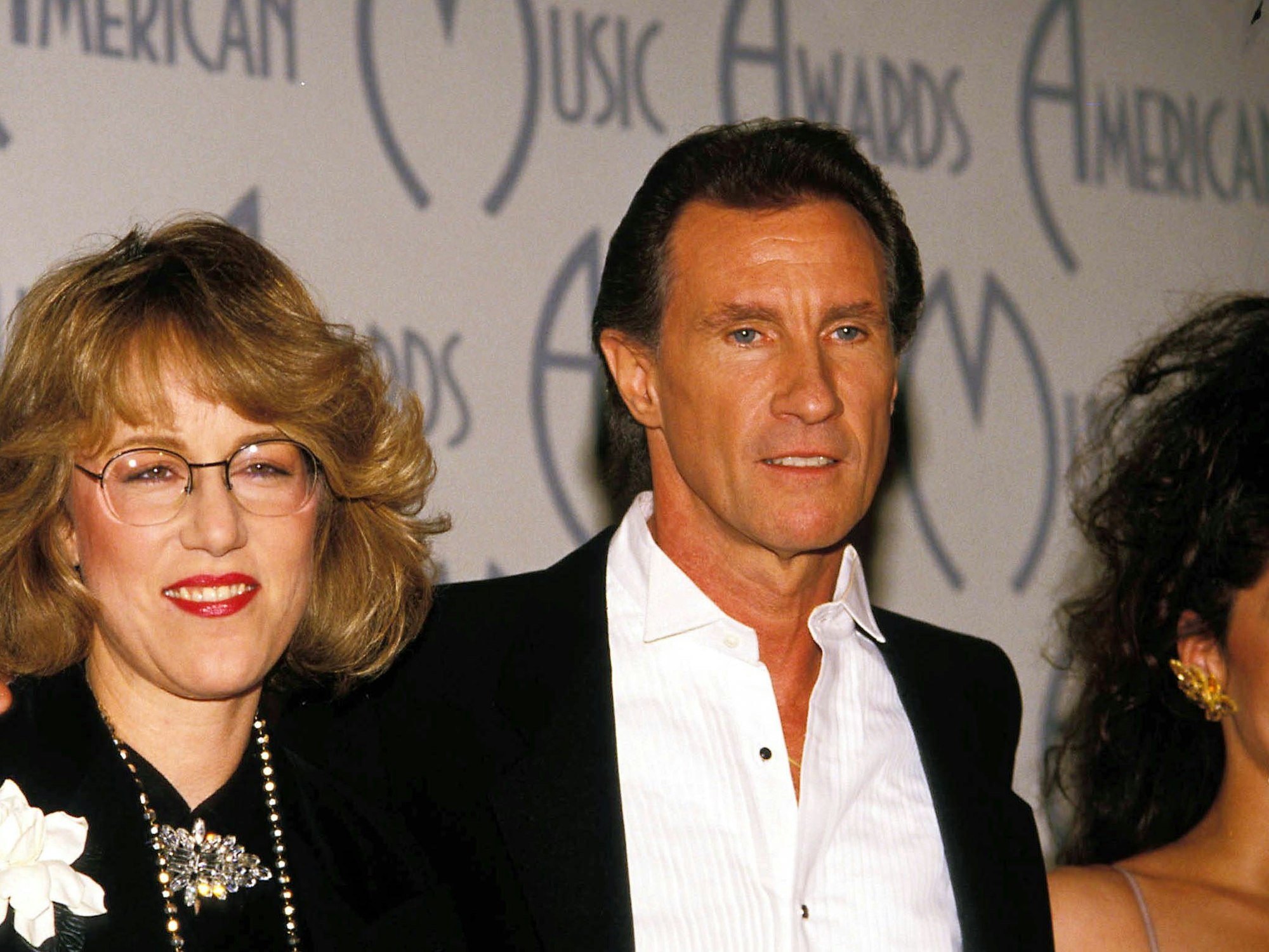 Jennifer Warnes und Bill Medley posieren.
