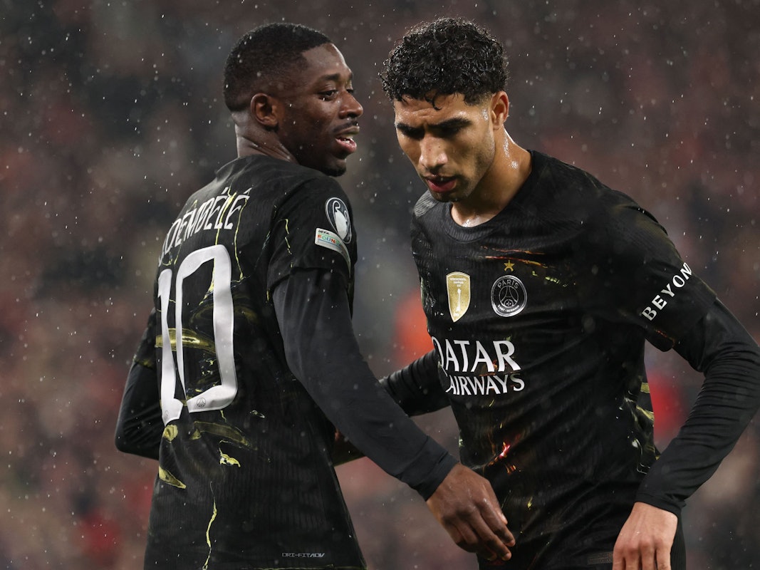 Ousmane Dembélé (l.) und Achraf Hakimi klatschen sich auf dem Feld ab.